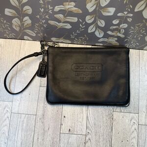 Vintage Coach Black Leatherware Wristlet zip close with hangtag **READ**